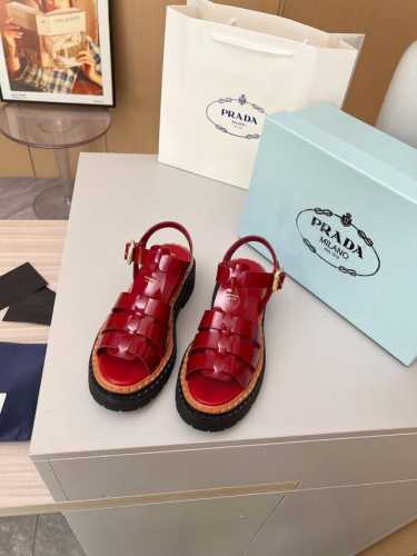 PRADA 普拉达 25ss 春夏新款 凉鞋简单的设计大概就是它最让人喜欢的点 不是烂大街的那种 很有自己的品牌个性面料采用小牛皮 内里垫脚混种羊皮 跟高：4.