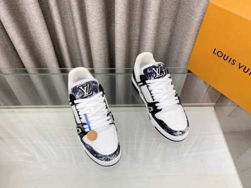 Lv板鞋系列 限男款2024新款，Lv Trainer Maxi运动鞋将成衣系列的宽松廓形引入virgilabloh笔下的lvtrainer运动鞋设计，春夏男装