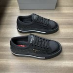 prada 普拉达 -高端品质 原单 -鞋面：纳帕小牛皮、品牌图腾帆布布匹、鞋身品牌金属logo -内里：网布，垫脚; 水染牛皮 -大底：超轻tpu发泡; 成型