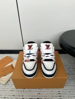 限男款 Lv Tarine路易威登 驴牌 L家 情侣款 柳钉 休闲 运动鞋 滑板鞋 原版购入开发 做货 本款 Lv Trainer 运动鞋为粒面牛皮革渲染缤纷色