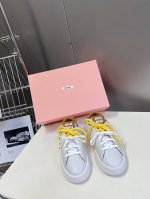 Miumiu 缪缪新款美式复古风~ 颜值担当火爆款双鞋带小白鞋 不得不入的一款～做旧时尚，简约高级 随意搭配上脚非常舒适，年度必入款！ 早春最新走秀款运动小白鞋