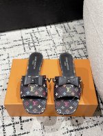 Louisvuitton 25 春夏新款 黑白三彩猫跟平底凉拖 很难不怀疑是不是借鉴了唐朝的唐三彩作为基础，创新成Lv经典标志Logo，采用彩色以及鞋面的大面积