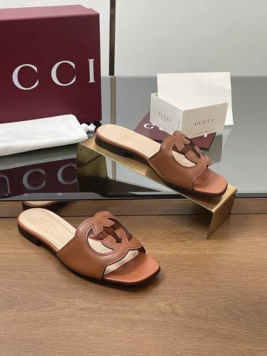 2025升级焕新包装夏季新款现货上新啦。 Gucci 高品质拖鞋 双G雕花35D立体双GG镂空 露趾凉鞋 拖鞋 跟高：1.0平跟，原版一比一！面料 ：进口5D双
