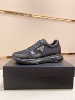 工厂价: Prada～普拉达 潮流新款上市 官网同款 专柜品质 原版搭配 精选头层牛皮面料 舒适透气羊皮内里 做工精细 用料上层 100%纯牛皮打造 原版楦型