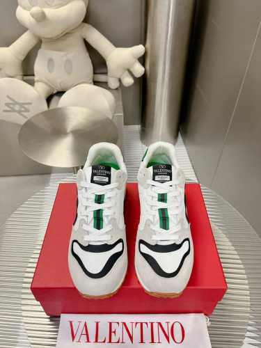 华伦天奴 情侣款运动鞋系列 Valentino 新款情侣运动鞋 火爆发售. 原版Zp入购拆解. 反复打版调改. 力要一比一还原！顶级奢华力作 招牌柳钉设计 柔软