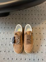 Prad* 普拉达 25 最新Downtown Bold系列 厚底 三角标 休闲 小白鞋运动风设计搭配精致细节。采用穿孔皮革打造，个性的厚底呈现别具一格的现代风