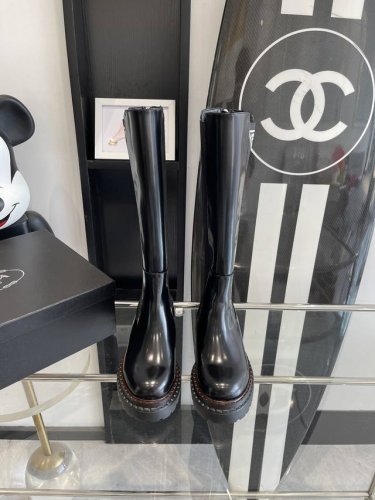 Prada 普拉达24Ss秋冬走秀款靴子 太古汇原版购入爆拆复刻 鞋子上脚很轻便，走路舒适度都很赞 运用三角标设计风格值得拥有 鞋型韵味超赞，非常有特色的设计感