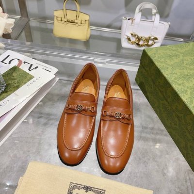 【6268-8棕色380，码数：35-40】自1950年代问世以来，这款带有浓厚学院风格的乐福鞋魅力持续不减，历经多种细节、款式和材质的演绎。在本季中，这款鞋履