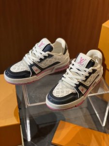 L家 男女同款trainer 运动鞋 Size；35~44 45.46定制 Trainer 运动鞋选用素面、在头层牛皮的基础上再二次创作 ，油画颜料，有如动画里