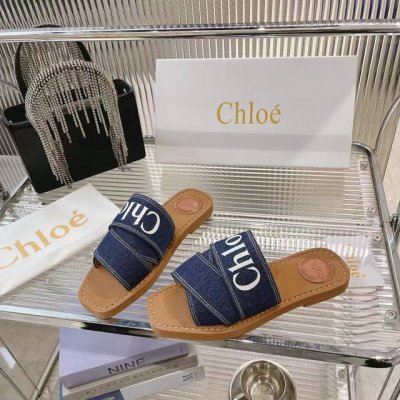Chloe 克洛伊 拖鞋，舒适时尚的选择，颜色丰富：黑色、灰色，深蓝色。面料：牛仔布，真皮大底。 舒适度与时尚感的完美结合，适合休闲时光，既可以搭配优雅长裙，也