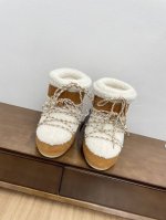 毛款 顶级版本moon Boot Vs秋冬最新款复古雪地靴 时髦人都在穿moon Boot雪地靴如果你难以接受ugg的复兴那现在有一款更另类的雪地靴又杀回来了，