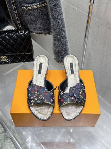 顶级版 Louisvuitton 25 春夏新款拖鞋 很难不怀疑是不是借鉴了唐朝的唐三彩作为基础，创新成Lv经典标志Logo，采用彩色以及鞋面的大面积底色作为对