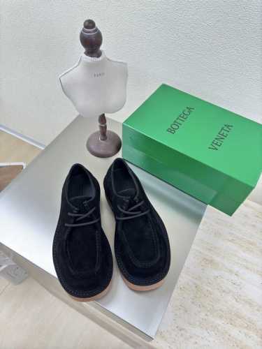 BOTTEGA VENET*女士 Astaire 乐福单鞋 厚底 原版一比一做法 一致五金黑色 当今流行的又一趋势 天花板啦双色百搭 精致平底 包裹面料 用心设