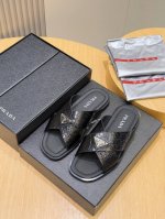 Prada家最新拖鞋官网同步这款拖鞋以品牌独特的标志性Saffiano牛皮打造，品牌徽标跃于双饰带，品牌格调一览无余。牛皮和真皮大底赋予男性优雅魅力与功能性设计