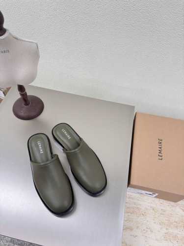平底 小牛皮 包头拖鞋 lemaire 来自法国巴黎 设计师品牌 女鞋 橄榄绿色 小牛皮 真皮包跟 档次满满 P390 防滑大底设计 将肌肤分割成块面，有着若隐