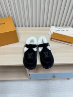 lv 雪地靴 毛里乐福鞋 标志设计鞋头 New Arrival 秋冬新款短靴非常基础百搭的造型，搭配羊毛在靴口的点缀，微暖又时髦的视觉 ！Lv最新系列马丁靴 面