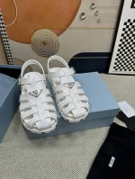 顶级版本 Prada 普拉达 三角标 厚底罗马橡胶凉鞋 这款鞋履标志性的monolith鞋底采用橡胶打造，外观厚重而脚感轻盈，藉由别出心裁的现代元素彰显品牌传统