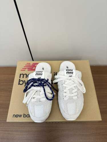 Miumiu X New Balance 联名款nb时尚半拖！ Miu Miu 缪缪大秀上爆出的这双与new Balance 新百伦联名款运动 球鞋 后全球各大