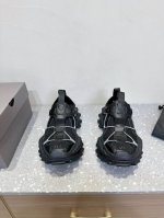 Balenciaga 巴黎世家 Hike Sneakers 情侣款 户外鞋 老爹鞋可调节弹力绳子细节从脚面延伸到鞋头，一个长长的织带提拉环尖头拼接不仅仅在鞋面增