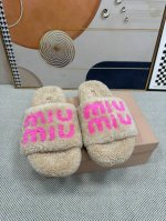 顶级版本 Miu Miu 最新平底拖鞋 今年夏天为你们多准备几双必备拖鞋，老顾客都反应对这款需求很大！ 专门订制的一批为miumiu后续新款做准备的高级羊皮，褶