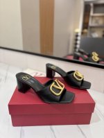 出厂价： VALENTINO华伦天奴 最火爆新品粗跟6.0V扣拖鞋最新logo饰扣 简单百搭款简直是夏天时髦巅峰原版复刻鞋面：漆皮，亚皮大底：意大利真皮大底跟高
