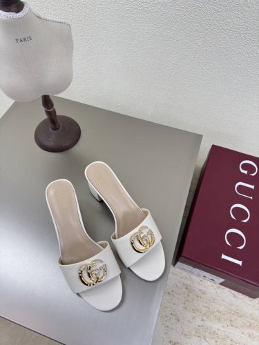 经典logo 一字拖鞋 白色 GUCCI 2025 跟高 4.5 经典杏色 小牛皮 有橡胶底可接单价格优 走鞋款秀 古驰 时尚的品牌LOGO持加，具有超辨高识度
