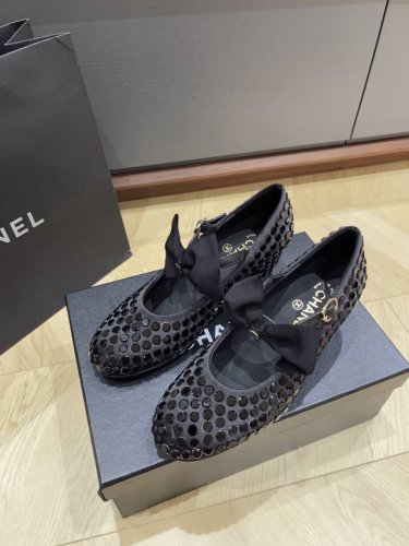 顶级版本 Chanel24 A手工坊 蝴蝶结 玛丽珍新 品最美系列 水钻 芭蕾单鞋 鞋面：进口牛绒，羊皮 水钻 内里：采用混种进口小羊皮 伸进去软软的哦 大底：