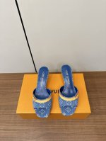 顶级版本Lv 2025Ss新品金典Lv老花猫跟拖鞋 P380 这款 Helios 凉鞋采用漂白Monogram 牛仔帆布制成，搭配天然皮革饰边，引人注目。该表款