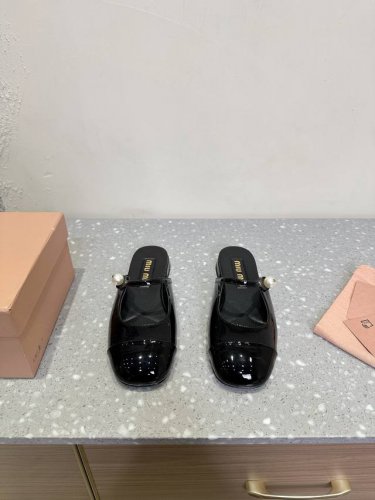 Miu Miu 缪缪 25ss春夏 小粗跟 玛丽珍 半拖 上脚果然更惊艳~个性设计非常百搭，而且高度也太适合我了，穿着不累脚 绝对入手不亏的一双！面料：原版进口