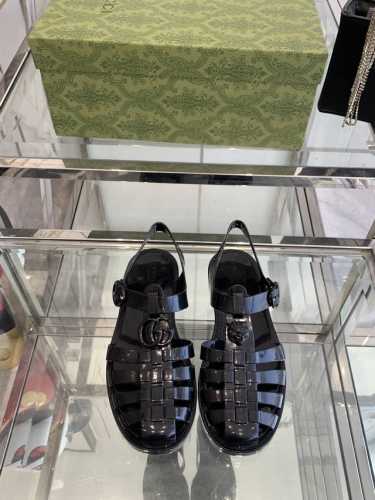 Gucci春夏新款 双G果冻凉鞋 TPU材质。专柜购买原版 ，所有细节、材料 ，全部跟你在专柜买到的都一样 ！模具耗时一个半月，一对鞋子的模具重达1吨！真正能做