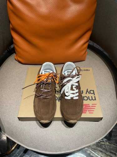 Miu MiuNew Balance 574联名系列、各大品牌都热衷于跨界联名、缪缪这次联名诚意满满非常有亮点鞋面：反绒牛皮、复古又叛逆、令人眼前一亮、内里羊皮
