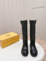 Fendi芬迪 新秋冬短靴 高筒靴 又出美靴啦 头层牛皮面料搭配f家经典老花、牛皮位全油边、后包高周波压印 机车造型时尚前卫，上脚非常舒适、内里羊皮 耐磨绒组合