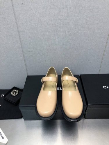 CHANE* ｜小香秋冬新品乐福鞋乐福鞋爱好者绝不能错过这款气质上更中性帅气几分 线条感很足鞋面采用进口小牛开边珠 内里垫脚采用丝绸羊皮 原版开模橡胶大底跟高：