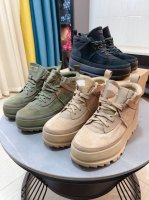 出厂价 Ugg 最受欢迎系列，型男必备 专柜最新限量版顶级出口外贸单，专柜包装 采用高端质感磨砂牛皮设计仿真羊毛美丽，领帮面呈现清晰文理、亲和不失底蕴 休闲卷绳