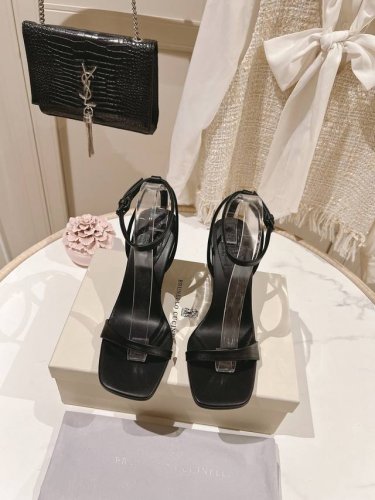出厂价：P430 【市场最高品质】独家款Brunellocucinelli Bc钢钻坡跟一字带凉鞋。经典灵感定义了这款新坡跟凉鞋的现代优雅风格。珍贵的进口牛京皮