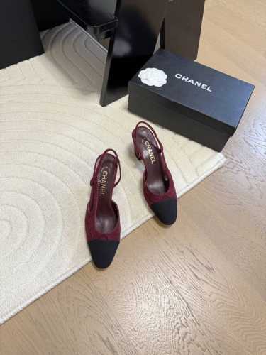 Chanel 经典slingback后空凉鞋前几年一直在做这个款今年我们还是重新购版，再次精细copy。发现新版面的鞋面线条和形体舒适度都做了微调！ 这个品牌方