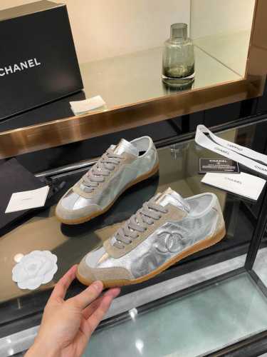 工厂价： Chanel 香奈儿 一眼心动的运动鞋！Chanel新款24B德训鞋风很大的德训鞋.谁能拒绝 百搭.实穿.还绝对有风格！这一季的新款更有设计感.拼接撞