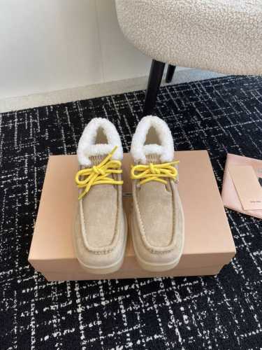 代购级 Miumiu 24Ss 秋冬走秀款 厚底 系带 羊毛 方头乐福鞋 经常出现在各大时装杂志封面 各路明星、小红书博主都有钟爱 搭配五金logo更显优雅，上