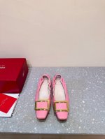 Roger Vivier Rv 24Ss 新款 小粗跟 方扣 芭蕾舞 单鞋 始创于1965年，Roger Vivier是品牌代表作，以其特别的饰扣和skyscr