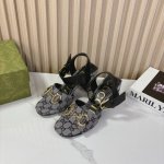 Gucc*24S春夏新品马衔扣 老花粗跟凉鞋 面料采用进口老花布 牛皮 内里踮脚均为羊皮 意大利进口牛皮大底 跟高：8Cm 码数：35-39 40.41定制