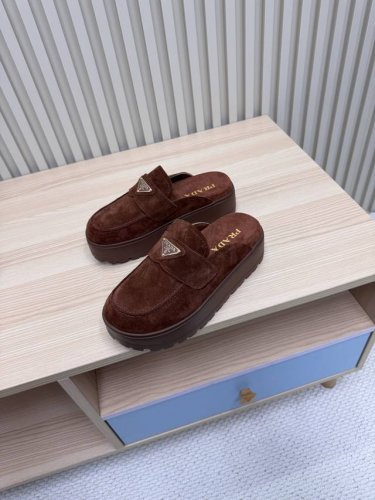 Prada 普拉达 25ss p家 25春夏厚底水台托鞋 德训风格 牛皮磨砂皮面料 绒布内里 发泡大底 超轻 Zp五金扣三角标点缀 完美演绎高级简约风格！关键上
