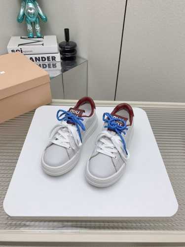 出厂 高版本 Miumiu 缪缪 24Ss 新款秋冬季 休闲鞋，美到心坎上啦！ 柔软的真皮材质，触感细腻，亲肤舒适。 独特的设计，时尚又百搭，无论是搭配牛仔裤还