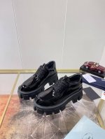 出厂 跑量代购纯原版本 高版本最新款prada普拉达三角形乐福鞋女鞋珐琅logo标，圆头乐福得比鞋，原版一比一开发，大底一比一私家开模，面料采用进口开边珠，内里