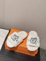 Herm*Es爱马仕 新款老爷车 一波惊喜爱马仕毛拖妥妥的时尚款顶级出品轻奢hermes泰迪毛拖真的软软糯糯超美进口真丝电绣.......初冬的第一双毛拖，真的