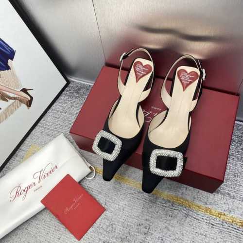 出厂价 代购级 Roger Vivier2024春夏 名媛气质凉鞋. 面料进口定制真丝光滑材料.内裡垫脚:昆种绵羊 原版施华洛世奇 方扣施华洛水钻方扣 意大利真