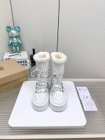 Ugg新款小马丁 今年的ugg开始不再那么单调啦 独特的时尚百搭元素 独特的前后包裹式设计 增添鞋款层次感 柔软发泡大底 回弹性好 上脚不累脚 耐折又耐磨 认准