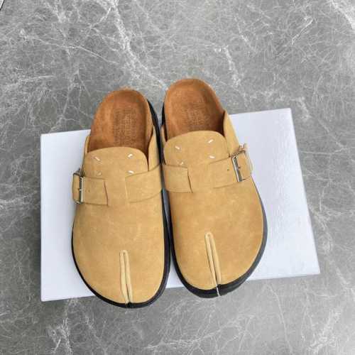 冲量价 Maisonmargiela 马吉拉 Mm6 勃肯拖鞋 不容错过的时尚单品 简单又有格调的美 跑量扛把子，分趾必入单品 时尚减龄神器 随性率真的感脚简单