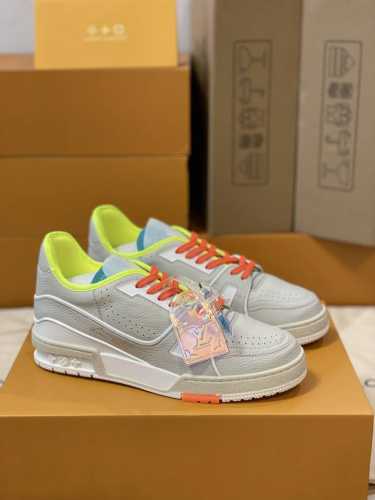 顶级版本 上线男款39-44 45.46 Virgil Abloh 向篮球鞋设计汲取灵感，款号MS1216,推出标志性 LV Trainer 运动鞋，经典的花纹
