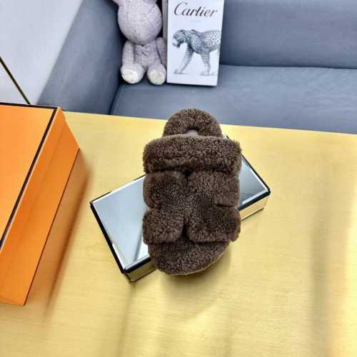 男装10 爱马仕皮毛一体卷糕毛二舅拖 今年面料均选用a+皮毛一体卷糕毛 毛茸茸的 敲可爱的，踩云脚感，光脚或者搭配个袜子穿，都时髦的不行哦 鞋底是原版开模tpu