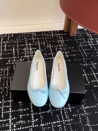 代购级380 repetto 25Ss 春夏 平底芭蕾舞鞋 单鞋 鞋头和鞋垫里面 上脚脚感舒适显瘦 配啥啥好看哈！仙女们冲 限量款 鞋面：进口绵羊皮 内里垫脚：
